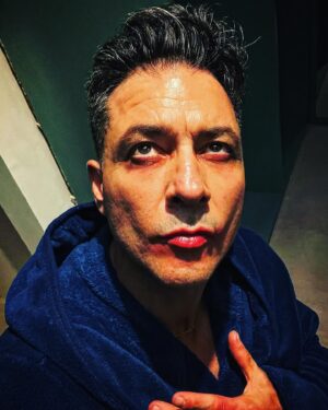 Raúl Méndez Instagram - Dios…. líbrame de todos los pecados y de aquella ficción que no te aviente hacia el precipicio.