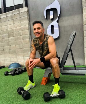 Raúl Méndez Instagram - Adiós tamales, relleno, pavo, menudo, pasteles y postres!!! A preparar el 2024. Gracias @burn.st  por ayudar a “quemar” más fácil la Navidad.🫡🫡