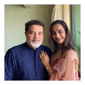 Ravi Jadhav Instagram - “In my house, I am the boss. My wife is just the decision maker.” 
Thank you for making the best decisions for us both. Happy 25th anniversary @meghana_jadhav ❤️❤️❤️💐💐💐