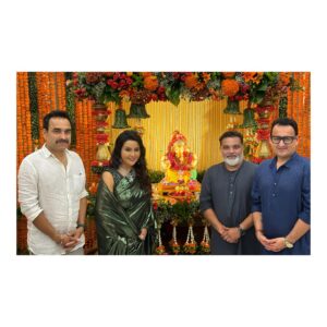Ravi Jadhav Instagram - काल महाराष्ट्राचे सन्माननीय मुख्यमंत्री श्री एकनाथजी शिंदे आणि सन्माननीय उपमुख्यमंत्री श्री देवेन्द्रजी फडणवीस यांच्या निवासस्थानी त्यांच्या गणरायाचे मंगलमय दर्शन घेण्याचे भाग्य लाभले. 

सोबत सुरांच्या देवी आशा भोसलेजी यांना भेटण्याचा सुवर्णयोग आला!!!

गणपती बाप्पा मोरया 🙏🙏🙏

#ganeshchaturthi #ganpatibappamorya 
#spiritual