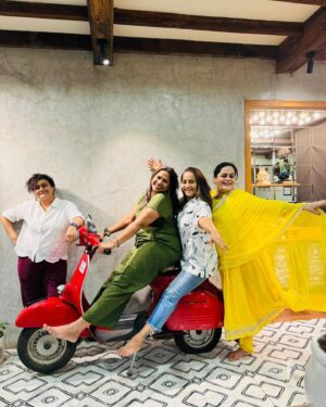 Ravi Jadhav Instagram - प्रेम - माया - जिव्हाळा आणि reunion ❤️🎉💃

#friendship #reunion #celebration #chhayakadam