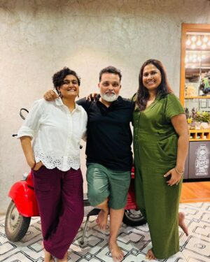 Ravi Jadhav Instagram - प्रेम - माया - जिव्हाळा आणि reunion ❤️🎉💃

#friendship #reunion #celebration #chhayakadam