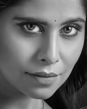 Ravi Jadhav Instagram - महाराष्ट्राच्या इतिहासातील सोनेरी पान असणाऱ्या मराठी अलंकारांना पुनर्जीवित करण्यासाठी वामन हरी पेठे ज्वेलर्स दरवर्षी सादर करतात ‘नाविन्या कलेक्शन’. यावर्षी या कलेक्शन मध्ये ते सादर करीत आहेत 'सरी' ह्या पारंपरिक अलंकाराचे आधुनिक स्वरूप 'नाविन्या सरी'© कलेक्शन महाराष्ट्राची लाडकी अभिनेत्री सई ताम्हणकर सोबत! 
हे कलेक्शन सणावाराच्या दिवशी पारंपरिक अलंकार म्हणून तसेच ऑफिस पार्टी आणि विशेष समारंभात आधुनिक अलंकार म्हणून स्त्रियांचा शृंगार नक्कीच खुलवतील!
आमचे परममित्र श्री. आशिष पेठे आणि त्यांच्या संपुर्ण टिमला या नाविन्यपुर्ण कलेक्शनसाठी हार्दिक अभिनंदन आणि अनेक सोनेरी शुभेच्छा!!!

#saiewithsaricollection

@saietamhankar @ashishpethe 
@wamanharipethejewellers.in
@ravijadhavofficial
@meghana_jadhav 
@athaanshofficial 

#festival #jewellery #gold #wamanharipethejewellers