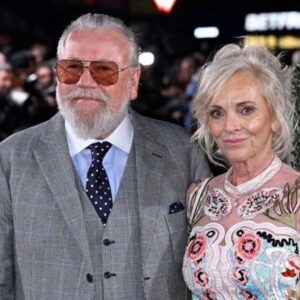 Ray Winstone Instagram - A Couple of weeks back we had a fantastic evening with family and friends at the premier of “The Gentlemen” I’ve watched all eight episodes now and I got to say I loved every minute of it. Congratulations to cast and crew and everyone involved.