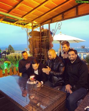 Rayan Borhani Instagram - my Birthday🎂

مرسی از قهرمانان  جهان و زندگیم از این سوپرایز قشنگ تولدم ممنون💚