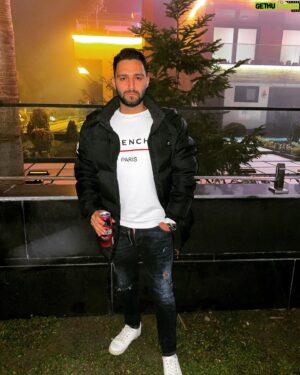 Rayan Borhani Instagram - يه سرى آدمها دنبال يه جاى قشنگ ميگردن، يه سرى هم جا رو قشنگ ميكنن😉🖤🤍
