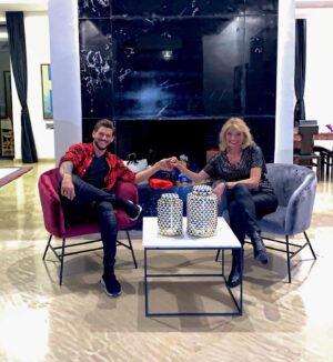 Rayane Bensetti Instagram - Un Noël avec ma maman loin de tout 🤩!
Je vous souhaite à tous un bon réveillon !!! Profitez de donner de l’amour en cadeau 😁 c’est le plus beau cadeau à recevoir et le moins cher à offrir 🙃😊 ! 
#Love❤️