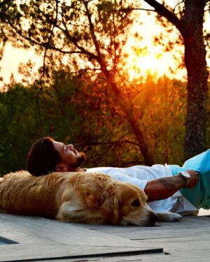 Rayane Bensetti Instagram - Je laisse mes rêves en sommeil,
Je dessine mon destin la nuit 🙃😁🧐
Bonne soirée soleil 🌞 
#hdmi 
#mambo 
#bestfriends 
#dog 
#sunset