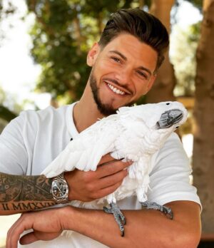 Rayane Bensetti Instagram - Les amis je vous présente coco 🤩
Coco a été retrouvé sans plume affamé dans une bouteille...
ça vous montre à quel point l’homme peut être cruel... Aujourd’hui il vit sa meilleure vie et ne demande que des câlins 🥰  bravo @domainevillatelimoune pour tout ce que vous faites pour les animaux 🙏🏼🙏🏼🙏🏼
