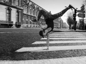 Rayane Bensetti Instagram - C’est la dernière semaine de mon prochain film Let’s Dance ! 
Bientôt la tournée Tamara , qui va commencer plus vite que vous ne le pensez 😁
En attendant je dois encore sauter sur ma main pour quelques prises ! 
Je vous embrasse fort les amis 
#LetsDance
#NewMovie
#Paris
#Love