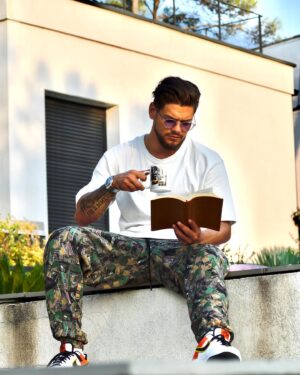 Rayane Bensetti Instagram - #mood 📙☕️

Et je vous vois venir! oui ça m’arrive de lire commencez même pas 😂
📸 : @riyou_kun