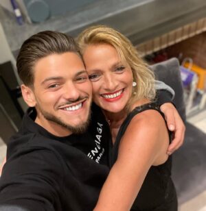 Rayane Bensetti Instagram - Le paradis est sous tes pieds ♥️♥️♥️
Bonne fête ma Petite Maman ♥️♥️♥️
#fetedesmeres 
#love