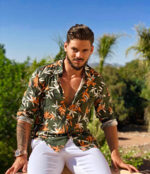 Rayane Bensetti Instagram - Il y’a un indice dans ce post sur mon nouveau projet ...🤫🤐🤫 Des Idées ? 
#SoyezPrêêêts !
#ÇaArriveVite 
#TrèsViteMeme
#Hate 🤩