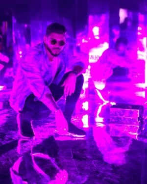 Rayane Bensetti Instagram - Hier soir, j’ai shooté la pochette de mon futur album au 
#Krysplayground. 
Je vous invite à y passer 😁😁 Franchement ? Rien que pour la photo, je crois que je vais vraiment sortir au moins une mixe tape 😆. #CommentSappelleraitLalbum?
#AvoueOnYCroit 
#WeLoveSun 
#LoveFort