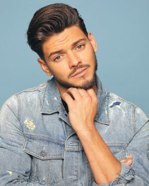 Rayane Bensetti Instagram - En attendant le 13 Janvier ...
.
.Photo prise par mon ami @ludovicbaron_off 🔥

#mooddelajournée 
#CommeTuPeuxLeVoirTresSouriant