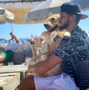 Rayane Bensetti Instagram - Je crois qu’il est bien là !
Cette photo est vraiment prise sans que je le sache !! Mais avec du recul ... Qu’il est beau mon fils 😂😂
#Mambo
#JamaisSansMonFils