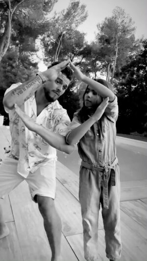 Rayane Bensetti Instagram - Petit moment de douceur, 
Je vous souhaite 
un bon week-end à tous ❤️
#dance avec Ma petite @papa_et_neylia 
#love 
#family
