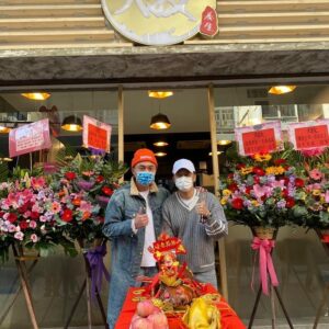 Raymond Cho Wing-Lim Instagram - 恭喜「燉亅第6間分店開張，祝生意興隆，開到總有一間喺附近👏👏👍👍@matyeung @lisa_chng
[燉] 分店地址： 
荔枝角青山道分店☎️28167888
營業時間：11am - 9pm 
荔枝角青山道658號福至工業大廈地庫A室（荔枝角地鐵站B1出口）

炮台山店 ☎️28162733 
營業時間： 11am - 9pm
炮台山英皇道177-191A號利都樓地下D舖 (炮台山地鐵站B出口）

灣仔分店 ☎️28864882
營業時間： 12pm - 9:30pm
灣仔軒尼詩道303號協成行灣仔中心地下B舖 (灣仔地鐵站A1 出口）

佐敦分店 ☎️ 29101200 
營業時間：12pm - 1am
佐敦白加士街62A-62B鴻運大廈地下K 舖 (佐敦地鐵站A 出口）

將軍澳分店☎️28161411
營業時間：11:30am - 9:30pm 
將軍澳新都城中心2期1樓1124-1126 舖 (寶琳地鐵站A2 出口）

太子分店店
地址：深水埗長沙灣道29號地下（太子地鐵站D出口, 步行4分鐘）
電話：2361 0838
營業時間: 11am - 10pm