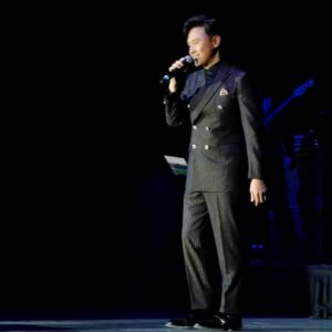 Raymond Cho Wing-Lim Instagram - 美国演唱会成功要多謝主辦單位，贊助商，幕后一班功臣，所有熱情觀衆。多謝老友@tam_eddie為我们設計的黑白双殺，型到跌渣！🤘 @modetuxedo 
#老廉蕭show#
#金泉渡假村#