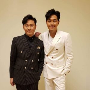 Raymond Cho Wing-Lim Instagram - 美国演唱会成功要多謝主辦單位，贊助商，幕后一班功臣，所有熱情觀衆。多謝老友@tam_eddie為我们設計的黑白双殺，型到跌渣！🤘 @modetuxedo 
#老廉蕭show#
#金泉渡假村#