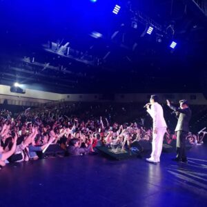 Raymond Cho Wing-Lim Instagram - 美国演唱会成功要多謝主辦單位，贊助商，幕后一班功臣，所有熱情觀衆。多謝老友@tam_eddie為我们設計的黑白双殺，型到跌渣！🤘 @modetuxedo 
#老廉蕭show#
#金泉渡假村#