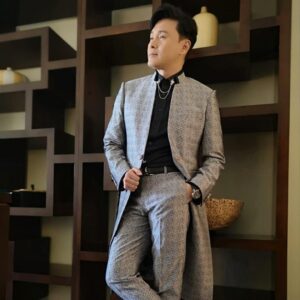 Raymond Cho Wing-Lim Instagram - 洛杉矶演唱会演出成功，多謝所有熱情的顴衆，下次再見！多謝@bespoked_ianchang 為我兩兄弟準備的戰衣！
#老廉蕭show#
#金泉渡假村#
@bespoked_ianchang