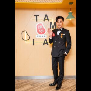Raymond Lam Instagram - 我陳洛軍正式宣布今日開始我放棄叉燒飯轉投譚仔一票！

因為譚仔新推出嘅「燉排骨‧螺片配哈密瓜爵士湯米線」，用咗哈密瓜熬製而成，淨係陣除都嬴晒城寨嘅叉燒飯！仲有新出嘅釀燒野菜雞翼同兩款 Chill爽特飲，消暑解渴一流！

@tamjai_hk #譚仔雲南米線 #燉排骨螺片配哈密瓜爵士湯米線 #chill爽特飲 #thebridgehk