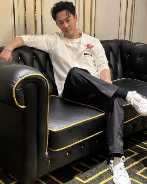 Raymond Lam Instagram - 皓兒 @charmaine_sheh ，你是否又掛著工作，又忘記約了我食飯呢！😪

#家族榮耀之繼承者 
🥼@@KENZO #KENZO #KENZOHK
🥾@jimmychoo #jimmychoo