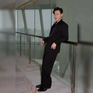Raymond Lam Instagram - 近日天氣相當炎熱，Honeys 記得多飲水，以免中暑啊🥵

@givenchy