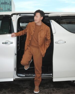 Raymond Lam Instagram - 這幾個月馬不停蹄地工作，遊走不同的城市，機場是我一個經常去的地方。能夠在飛機上稍作休息，亦都係我忙碌生活中的小確幸。
 
我會經常穿著Triple Stitch SECONDSKIN鞋登機，風格時尚，鞋身用上最柔軟的皮革，而且容易穿著，特別適合在機上放鬆休息。
 
今次想特別推介ZEGNA的Triple Stitch SECONDSKIN休閒鞋，以頂級小牛皮為原料，結合羊皮鞣制工藝，打造出極致柔軟輕盈並具有「記憶」性能的物料，抗皺性能可長久保持其光澤與質感。穿上Triple Stitch SECONDSKIN鞋由屋企出發到機場再趕去下個目的地，都完全唔會令我覺得攰，可以好快投入到下個工作。
 
話時話我又飛了，究竟下一個城市我去哪裏呢？🤔
 
@ZEGNAOFFICIAL #TripleStitch #SECONDSKIN #ZEGNASS24