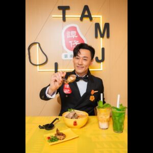 Raymond Lam Instagram - 我陳洛軍正式宣布今日開始我放棄叉燒飯轉投譚仔一票！

因為譚仔新推出嘅「燉排骨‧螺片配哈密瓜爵士湯米線」，用咗哈密瓜熬製而成，淨係陣除都嬴晒城寨嘅叉燒飯！仲有新出嘅釀燒野菜雞翼同兩款 Chill爽特飲，消暑解渴一流！

@tamjai_hk #譚仔雲南米線 #燉排骨螺片配哈密瓜爵士湯米線 #chill爽特飲 #thebridgehk