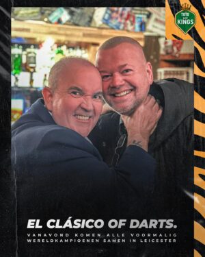 Raymond van Barneveld Instagram - 𝐄𝐋 𝐂𝐋𝐀𝐒𝐈𝐂𝐎 𝐎𝐅 𝐃𝐀𝐑𝐓𝐒 🏴󠁧󠁢󠁥󠁮󠁧󠁿 ⚔️🇳🇱
⠀⠀⠀⠀⠀⠀⠀
Vanavond ontmoeten voormalig Wereldkampioenen elkaar in Leicester, waar de rivaliteit tussen de twee darts-iconen zichtbaar nog niet bekoeld is! 😅