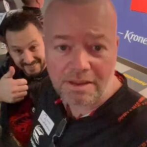 Raymond van Barneveld Instagram - 𝐍𝐎𝐆 𝟐 𝐃𝐀𝐆𝐄𝐍 𝐓𝐎𝐓 𝐃𝐄 𝐁𝐀𝐇𝐑𝐀𝐈𝐍 𝐃𝐀𝐑𝐓𝐒 𝐌𝐀𝐒𝐓𝐄𝐑𝐒!

Raymond van Barneveld is momenteel neergestreken in Bahrein, waar donderdag de Bahrain Darts Masters begint. 

Vandaag hadden de deelnemende darters een persdag. Later op de avond is de loting.