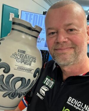 Raymond van Barneveld Instagram - Great night 1 exhibition in Germany 👍🏼🏆