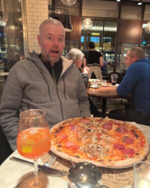 Raymond van Barneveld Instagram - 🐅 RvB vs Pizza 🍕 

RvB 0 - Pizza 1 

#pizza pizzawins