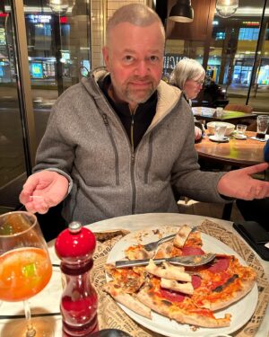 Raymond van Barneveld Instagram - 🐅 RvB vs Pizza 🍕 

RvB 0 - Pizza 1 

#pizza pizzawins