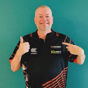 Raymond van Barneveld Instagram - 📢 New Sponsorship Announcent 📢 @tummers.fps 

Tummers Food Processing Solutions gaat partnerschap aan met Raymond van Barneveld

Hoogerheide, 1 maart, 2024

Hij is een legende binnen de dartwereld en daarom zijn we bij Tummers Food Processing Solutions meer dan trots om ons partnerschap voor 2024 met darter Raymond van Barneveld aan te kondigen.
Met fervente dartliefhebbers in ons team, dartborden op prominente plaatsen in al onze kantines en de beroemde darttoernooien onder collega’s, kon een partnerschap met dartlegende Raymond van Barneveld natuurlijk niet uitblijven. 
‘Barney’ heeft het darten in Nederland op de kaart gezet en een partnerschap met hem is dan ook iets waar we meer dan trots op zijn. We hopen dat jullie Raymond dit jaar gaan volgen en wensen hem voor nu veel succes toe, te beginnen bij de UK Open Darts die vandaag start!

#sponsorship #sponsor #darts #rvb #tummers #Barneyarmy
