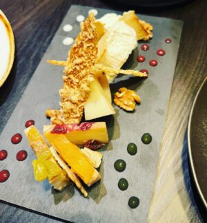 Raymond van Barneveld Instagram - 🇮🇹 Wederom een geweldige avond gehad bij restaurant @restaurantvenadoro in Barendrecht.
Het eten is verukkelijk en moeilijk  om een keuze te maken want alles is fantastisch bereid.
Ik kan de pasta met truffel aanbevelen de ossenhaas als hoofdgerecht en pistache als desert.
Heerlijke wijnen in een geweldige relaxte ambiance.

#food #instafood #foodie #foodies #italianfood #igfood #restaurant #recommended
