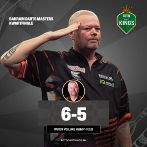 Raymond van Barneveld Instagram - 𝐇𝐀𝐋𝐕𝐄𝐅𝐈𝐍𝐀𝐋𝐈𝐒𝐓 𝐍𝐀 𝐁𝐈𝐙𝐀𝐑𝐑𝐄 𝐂𝐎𝐌𝐄𝐁𝐀𝐂𝐊 😱🔥!

Raymond van Barneveld bereikt de halve finales op de Bahrain Darts Masters door Luke Humphries na een 1-5 achterstand met 6-5 te verslaan 🤩! 

Straks in de halve eindstrijd tegen Michael Smith.

📸 Taylor Lanning/PDC