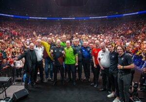 Raymond van Barneveld Instagram - 𝐃𝐀𝐍𝐊𝐄 𝐊Ö𝐋𝐍! ❤️🥳 what a crowd! 🤯

#worlddartsgala @lanxessarena