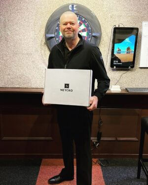 Raymond van Barneveld Instagram - Binnenkort start het WK. 

Ik speel dan mijn wedstrijden in een classic pantalon van @neycko.menswear. Door de lichte stof, de stretch en goede pasvorm is dit enorm comfortabel. Daarnaast heb ik mooie Neycko blousons voor in de studio of tijdens presentaties 🙌🏻! 

Ontzettend bedankt @neycko.menswear, ik ben nu helemaal klaar voor het WK! 👊🏼🎯 

#neycko #comfortwear #raymondvanbarneveld #rvb