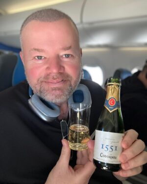 Raymond van Barneveld Instagram - 🎉Nice birthday surprise from @klm ✈️
Thank you very much 👍🏼 Proost 🥂