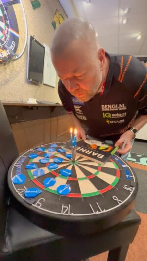 Raymond van Barneveld Instagram - @raybar180 is jarig! ⚡️

Win dit dart-prijzenpakket door naar de TikTok-pagina van Focus Drink te gaan en vergeet Barney zeker niet te feliciteren in de reacties! 🎉