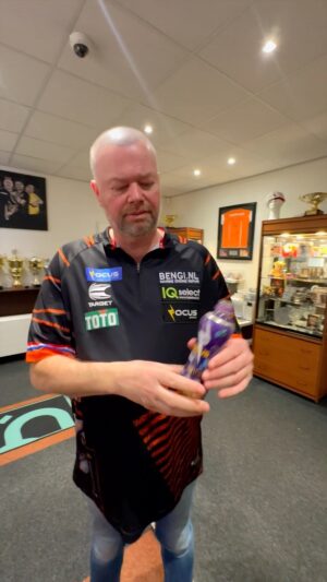 Raymond van Barneveld Instagram - @raybar180 is klaar met de energy drinks met te veel suikers, cafeïne en taurine! ❌

Ga voor het gezondere alternatief en kies voor Focus Drink: calorie- én suikerarm, maar wél verschillende vitamines en zink die goed zijn voor de concentratie! 🌱⚡️