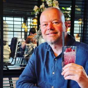 Raymond van Barneveld Instagram - 🇮🇹 Wederom een geweldige avond gehad bij restaurant @restaurantvenadoro in Barendrecht.
Het eten is verukkelijk en moeilijk  om een keuze te maken want alles is fantastisch bereid.
Ik kan de pasta met truffel aanbevelen de ossenhaas als hoofdgerecht en pistache als desert.
Heerlijke wijnen in een geweldige relaxte ambiance.

#food #instafood #foodie #foodies #italianfood #igfood #restaurant #recommended