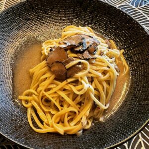 Raymond van Barneveld Instagram - 🇮🇹 Wederom een geweldige avond gehad bij restaurant @restaurantvenadoro in Barendrecht.
Het eten is verukkelijk en moeilijk  om een keuze te maken want alles is fantastisch bereid.
Ik kan de pasta met truffel aanbevelen de ossenhaas als hoofdgerecht en pistache als desert.
Heerlijke wijnen in een geweldige relaxte ambiance.

#food #instafood #foodie #foodies #italianfood #igfood #restaurant #recommended