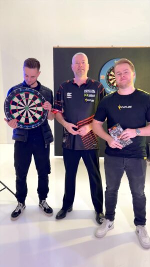 Raymond van Barneveld Instagram - Om te vieren dat @raybar180 Focus Drink-ambassadeur is geworden, geven we dit grote prijzenpakket (incl. gesigneerd dartbord, gesigneerde RvB-pijltjes & Focus Drink-flights) weg! 🎯

🎉 Wat je moet doen om te winnen:
1. Volg @focusdrink.nl & @raybar180
2. Like deze post
3. Laat weten in de reacties waarom jij dit prijzenpakket moet winnen

Doe mee en ga voor de ultieme (dart)focus! ⚡️