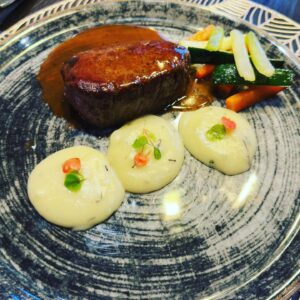 Raymond van Barneveld Instagram - 🇮🇹 Wederom een geweldige avond gehad bij restaurant @restaurantvenadoro in Barendrecht.
Het eten is verukkelijk en moeilijk  om een keuze te maken want alles is fantastisch bereid.
Ik kan de pasta met truffel aanbevelen de ossenhaas als hoofdgerecht en pistache als desert.
Heerlijke wijnen in een geweldige relaxte ambiance.

#food #instafood #foodie #foodies #italianfood #igfood #restaurant #recommended