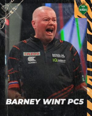 Raymond van Barneveld Instagram - 𝐁𝐀𝐑𝐍𝐄𝐘 𝐖𝐈𝐍𝐓 𝐏𝐋𝐀𝐘𝐄𝐑𝐒 𝐂𝐇𝐀𝐌𝐏𝐈𝐎𝐍𝐒𝐇𝐈𝐏 𝟓 🤩

Na een koninklijk optreden wint Raymond van Barneveld met 8-1 van Stephen Bunting in de finale!

80% op de dubbels 🔥

Gefeliciteerd @Raybar180 👏👏