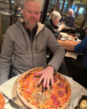 Raymond van Barneveld Instagram - 🐅 RvB vs Pizza 🍕 

RvB 0 - Pizza 1 

#pizza pizzawins
